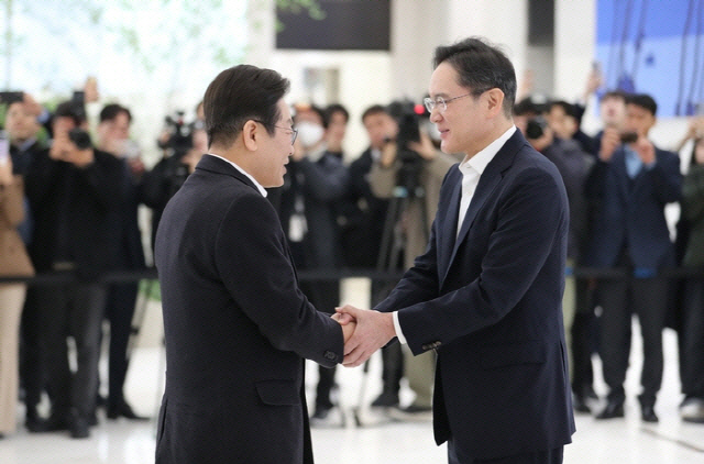 이재명(왼쪽) 더불어민주당 대표가 20일 서울 강남구 멀티캠퍼스 역삼 SSAFY 서울캠퍼스에서 청년 취업 지원을 위한 현장 간담회에 참석해 로비에 마중 나온 이재용(오른쪽) 삼성전자 회장과 인사하고 있다. <공동취재>